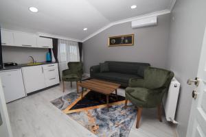 ein Wohnzimmer mit einem Sofa, Stühlen und einem Tisch in der Unterkunft Alya Hotel in Istanbul