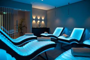 una stanza con quattro sedie blu in una stanza di Ognissanti Restaurant Spa Hotel Rooftop a Trani