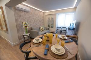a dining room and living room with a wooden table at LA CASITA DE FINA in Caldas de Reis