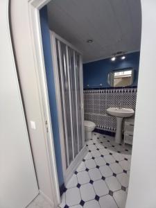 a bathroom with a toilet and a sink at STUDIO PROCHE PARIS ET DISNEYLAND PARIS in Champigny-sur-Marne