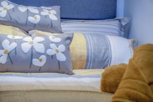سرير أو أسرّة في غرفة في Ocean View - 1 Bedroom Apartment - Saundersfoot