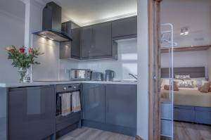 Η κουζίνα ή μικρή κουζίνα στο Ocean View - 1 Bedroom Apartment - Saundersfoot +14 φωτογραφίες