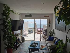 un soggiorno con divano e TV a schermo piatto di Maison eden a Sainte-Marie-la-Mer