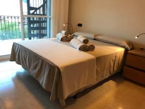 Postel nebo postele na pokoji v ubytování Precioso ático en complejo residencial con piscina + 31 fotografií