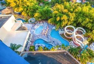 A piscina localizada em GOLDEN DOLPHIN Resort - Grand & Express - Caldas Novas - COM TV A CABO - Aguas Termais ou nos arredores