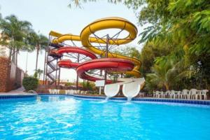A piscina localizada em GOLDEN DOLPHIN Resort - Grand & Express - Caldas Novas - COM TV A CABO - Aguas Termais ou nos arredores