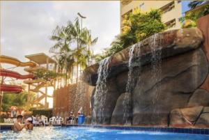 A piscina localizada em GOLDEN DOLPHIN Resort - Grand & Express - Caldas Novas - COM TV A CABO - Aguas Termais ou nos arredores