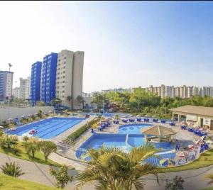 A piscina localizada em GOLDEN DOLPHIN Resort - Grand & Express - Caldas Novas - COM TV A CABO - Aguas Termais ou nos arredores