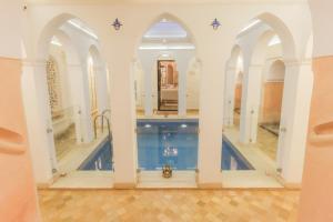 Riad Palais Des Princesses & Spa内部或周边的泳池
