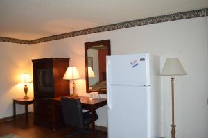 Kuchyň nebo kuchyňský kout v ubytování Granbury Inn and Suites