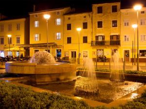 une fontaine devant un bâtiment la nuit dans l'établissement Villa Lošinj, à Mali Lošinj