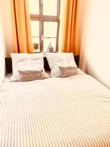 1 dormitorio con 2 camas con sábanas a rayas y ventana en Domblick, en Erfurt
