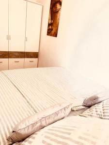 1 cama no hecha en un dormitorio al lado en Domblick, en Erfurt