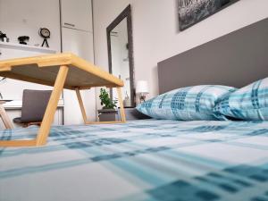 um quarto com uma cama com uma mesa e almofadas em Apartment Julija em Opatija