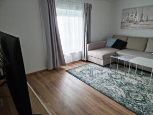 uma sala de estar com um sofá e uma mesa em Apartment Julija em Opatija
