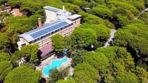 een uitzicht op een gebouw met een zwembad in het midden bij Meridiana Family & Nature Hotel in Marina Romea