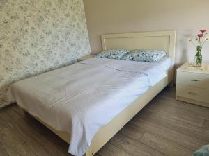 Voodi või voodid majutusasutuse Bee House toas