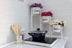 a kitchen with flowers and a pot on a counter at La Casa de Silvia Visita Parque Warner, Madrid y alrededores in San Martín de la Vega +19 photos