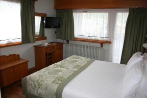 Ένα ή περισσότερα κρεβάτια σε δωμάτιο στο Hotel Larice Bianco