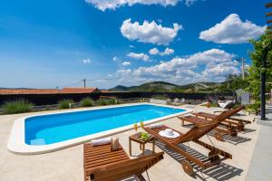 Bazén v ubytování Villa Terra with heated pool nebo v jeho okolí