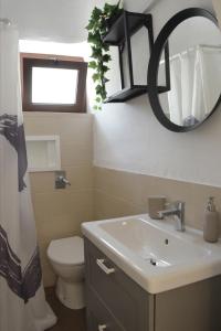 A bathroom at Trulli Almadè