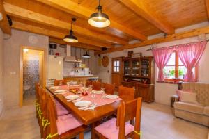 una cucina e una sala da pranzo con tavolo e sedie di Vintage Kuzina a Poljica