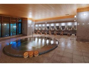 松山市にあるDogo Onsen Funaya - Vacation STAY 54212vの建物の中央に大きなバスタブが備わる広い客室です。 +33枚の写真