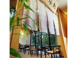 松山市にあるDogo Onsen Funaya - Vacation STAY 54212vのレストランのテーブルと椅子の列
