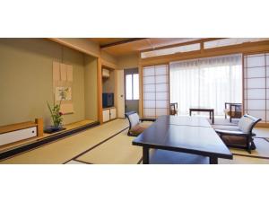 松山市にあるDogo Onsen Funaya - Vacation STAY 54212vのリビングルーム(テーブル、椅子付)