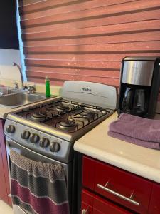 cocina con fogones junto a un fregadero en Apartamento familiar 2 Rec WiFi. Netflix en Chihuahua