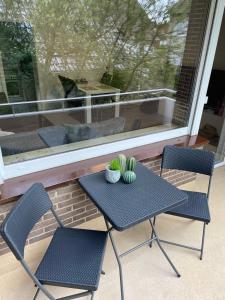 a table and chairs on a patio with a window at Stilvolles, frisch renoviertes 2Zi Apartment mit Küche und Balkon in Kliniknähe! in Bad Oeynhausen