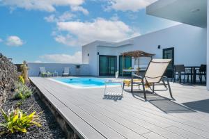 The swimming pool at or close to Villa Santiago