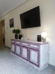 Telewizja i/lub zestaw kina domowego w obiekcie Sant Pere 139 Apartments
