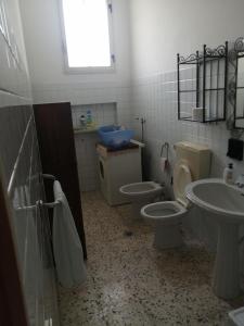 ein Badezimmer mit 2 WCs und einem Waschbecken in der Unterkunft Villa Quinto in Pisticci