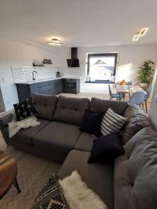 PettingにあるModerne Ferienwohnungen mit Designbadのリビングルーム(枕付きのブラウンソファ付) +23枚の写真