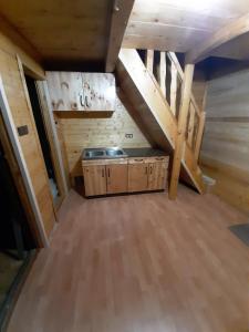 Zimmer im Dachgeschoss mit einer Küche und Holzböden in der Unterkunft Livari Rooms Exclusive Chalet in Bar
