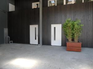 due porte bianche in una stanza con una pianta in vaso di Buiten in Bladel a Bladel