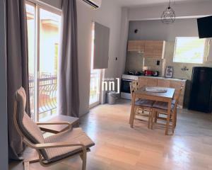 - une cuisine et une salle à manger avec une table et des chaises dans l'établissement inn Kalamata Urban Suites DT, à Kalamata