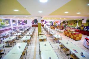Um restaurante ou outro lugar para comer em GOLDEN DOLPHIN Resort - Grand & Express - Caldas Novas - COM TV A CABO - Aguas Termais