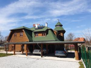 uma casa com um carro estacionado em frente em Sobieszów Apartament MAŁGOSIA-Willa Tosia- Zielona Wzgórze- em Jelenia Góra