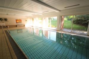 ein großer Pool in einem Haus in der Unterkunft Sauntehus Castle Hotel in Hornbæk