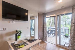 TV a/nebo společenská místnost v ubytování TOTAL ESCAPE Mobile Home NERA Camp Porton Biondi