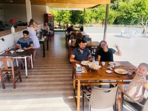 Ein Restaurant oder anderes Speiselokal in der Unterkunft MİNA GRAND HOTEL 