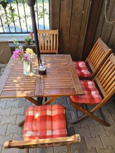 una mesa de madera y sillas en un patio en Casa Cibian en Braşov