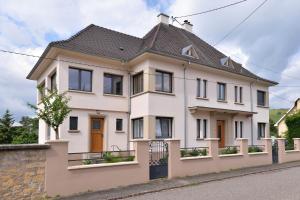 uma casa branca com um telhado preto em Chambres Vignes et Châteaux em Rouffach