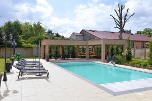 The swimming pool at or close to Chambres Vignes et Châteaux