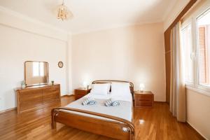1 dormitorio con 1 cama con 2 toallas azules en John's house under the Castle of Kalamata, en Kalamata
