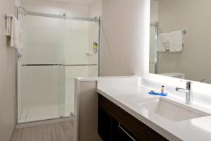 y baño con lavabo y ducha. en Holiday Inn Express & Suites - Valencia - Santa Clarita, an IHG Hotel, en Valencia