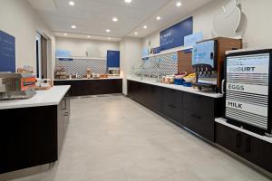 an apple store with counters and aasteryasteryasteryasteryasteryasteryasteryasteryastery at Holiday Inn Express & Suites - Valencia - Santa Clarita, an IHG Hotel in Valencia