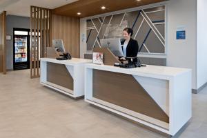 Zona de hol sau recepție la Holiday Inn Express & Suites - Valencia - Santa Clarita, an IHG Hotel